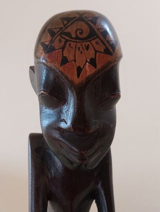 Figura africana tallada a mano