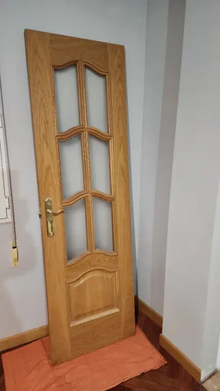 Puertas de madera acabado en roble.