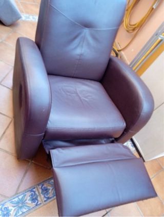 Sillón reclinable de piel marrón
