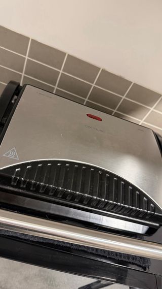 Microondas y Sandwichera Negro