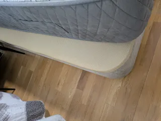 Canapé 150x190 tapizado con estructura de metal