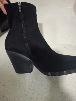 Botines negros ante con tachas