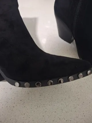 Botines negros ante con tachas