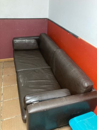 Sofá de piel marrón