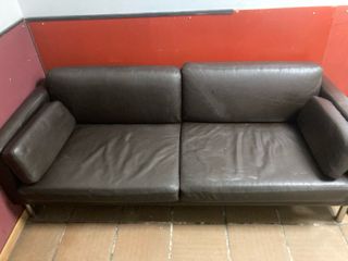 Sofá de piel marrón