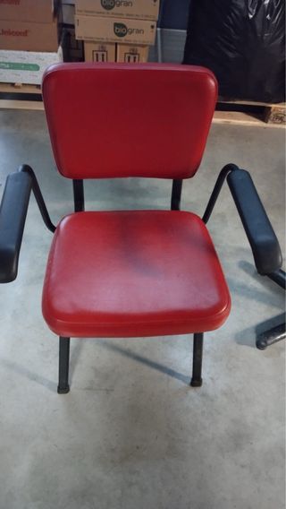 Silla de peluquería roja y negra