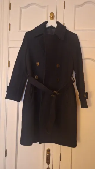 Abrigo negro con cinturón