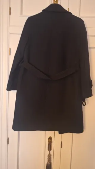 Abrigo negro con cinturón