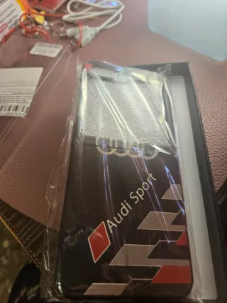 Custodia Audi Sport per Samsung Galaxy Z Flip e un'altra