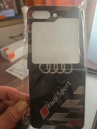 Custodia Audi Sport per Samsung Galaxy Z Flip e un'altra