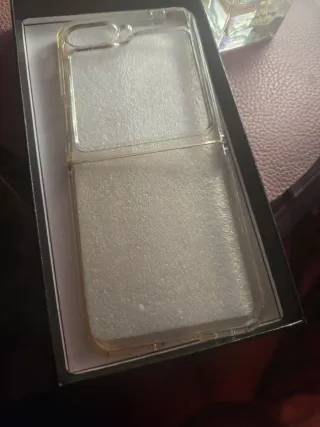 Custodia Audi Sport per Samsung Galaxy Z Flip e un'altra