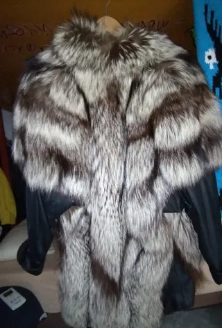 Abrigo zorro plateado y piel negra