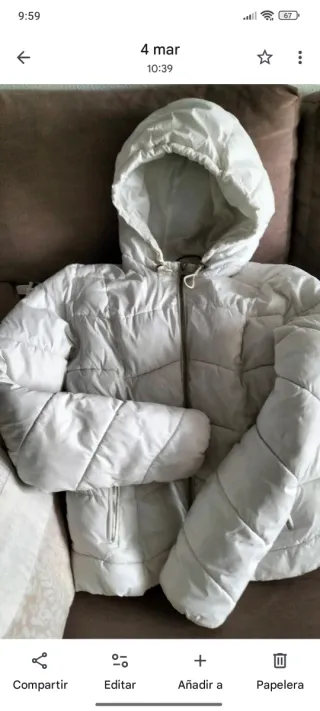 Chaqueta acolchada blanca con capucha