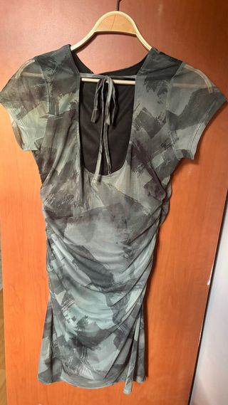 Vestido verde con estampado abstracto