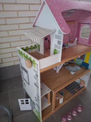 Casa de muñecas de madera