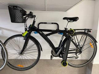 Bicicleta de paseo negra marca b’twin