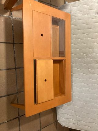 Mesa de madera con cristal