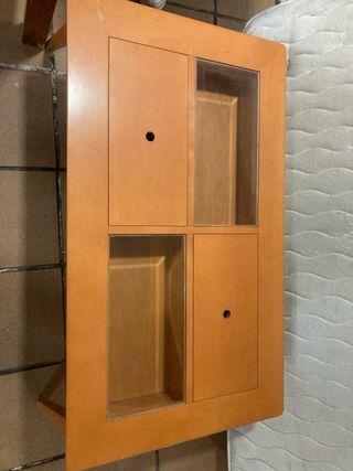 Mesa de madera con cristal