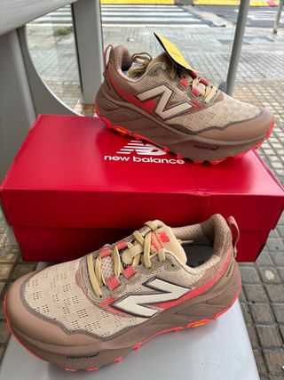 New Balance Hierro v9 Mujer Beige/Rojo