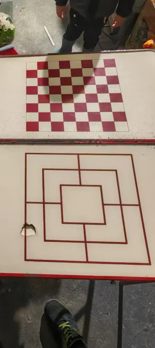 Tavolino da giardino rosso e bianco