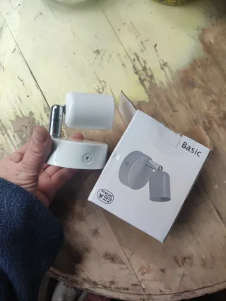 Aplique pequeño blanco metal y plástico