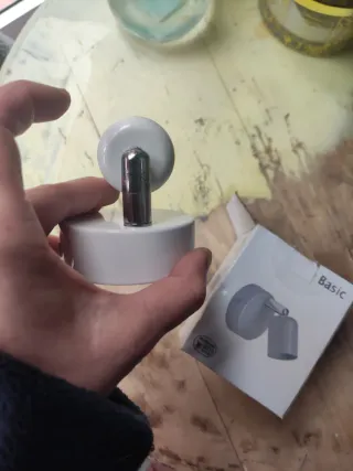 Aplique pequeño blanco metal y plástico