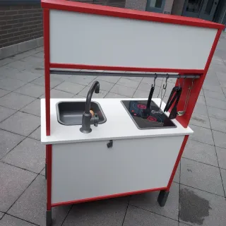 Cocinita infantil roja y blanca