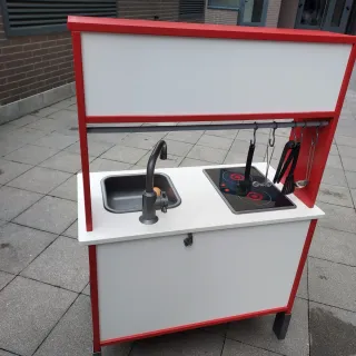 Cocinita infantil roja y blanca