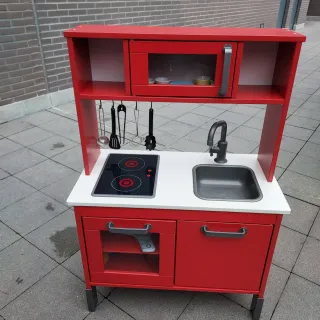 Cocinita infantil roja y blanca