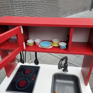 Cocinita infantil roja y blanca