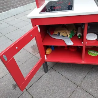 Cocinita infantil roja y blanca