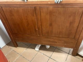 Cabecero de madera marrón