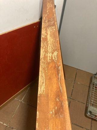 Cabecero de madera marrón