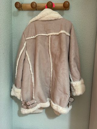 Abrigo ante y pelo rosa Pull&Bear