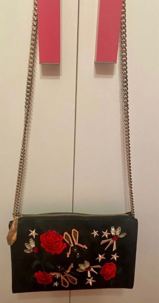 Bolso Zara negro con flores y abejas