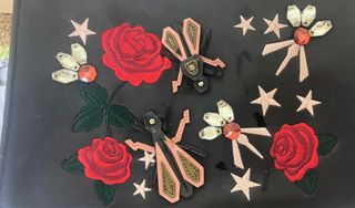 Bolso Zara negro con flores y abejas