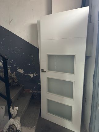 Puerta blanca maciza comedor