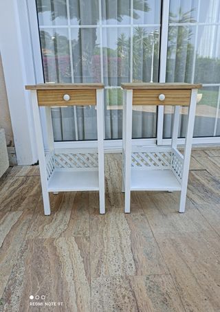 Mesitas de noche blancas y madera