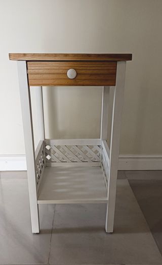 Mesitas de noche blancas y madera