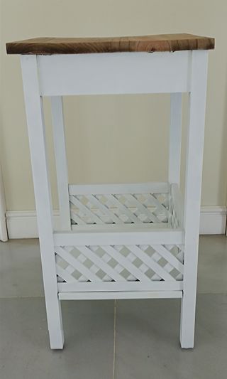 Mesitas de noche blancas y madera