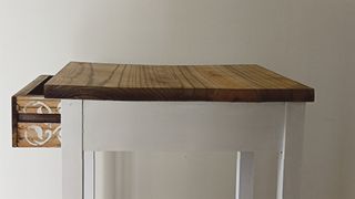 Mesitas de noche blancas y madera