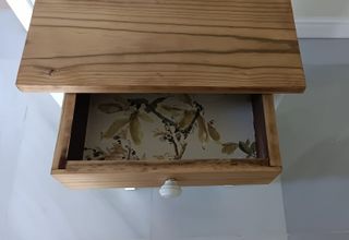 Mesitas de noche blancas y madera