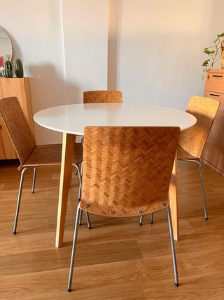 Mesa redonda blanca con 4 sillas