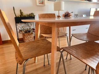 Mesa redonda blanca con 4 sillas