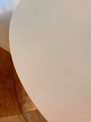 Mesa redonda blanca con 4 sillas