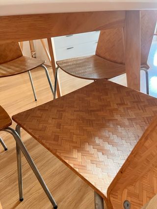 Mesa redonda blanca con 4 sillas