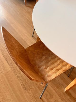 Mesa redonda blanca con 4 sillas