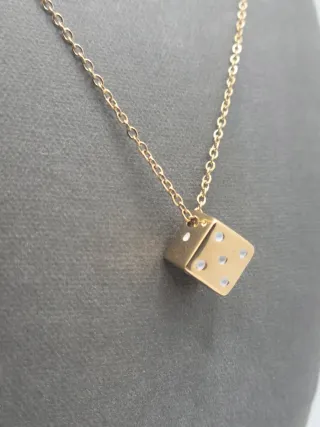 Collar Dado Suerte Acero Quirúrgico Chapado