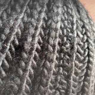 Lote 2 cappelli in lana beige e nero