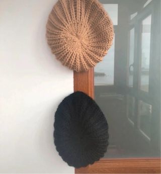 Lote 2 cappelli in lana beige e nero